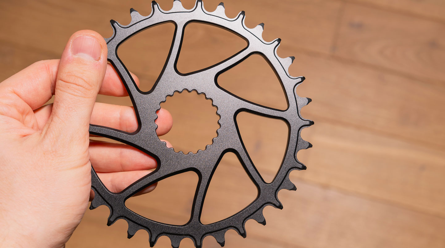 Détail d'un plateau vélo mono-plateau avec denture narrow-wide et fixation BCD visible