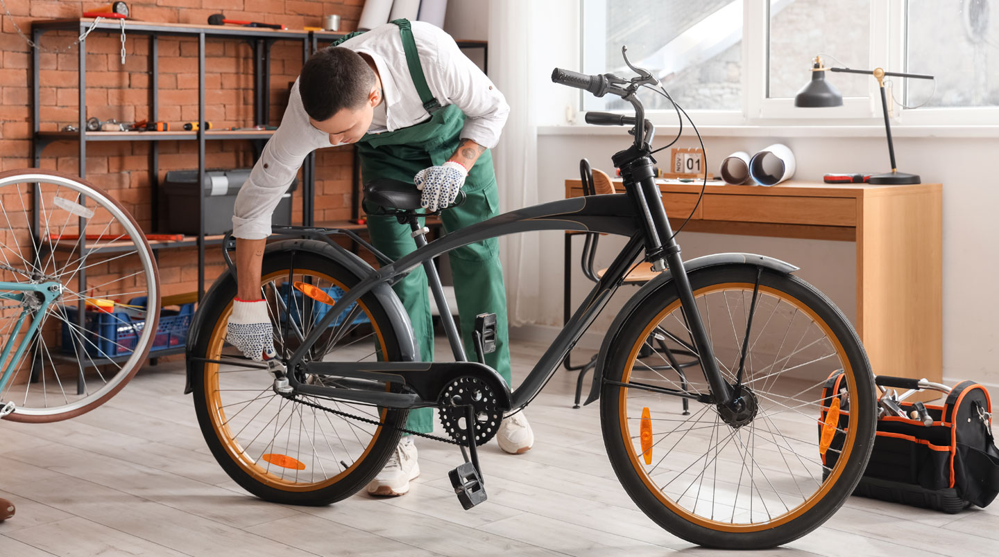 Cycliste mesurant le BCD de son pédalier avec un pied à coulisse dans un garage