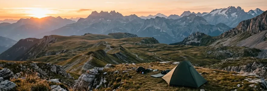 Tente de bivouac plantée en montagne française au coucher du soleil