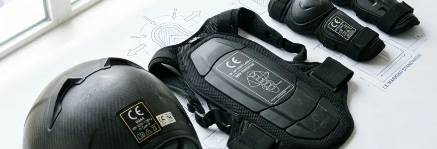 Équipements de protection sportifs avec marquage CE et étiquettes de certification sur fond épuré